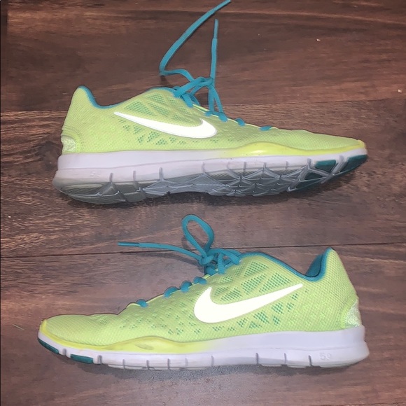 neon green nike running shoes